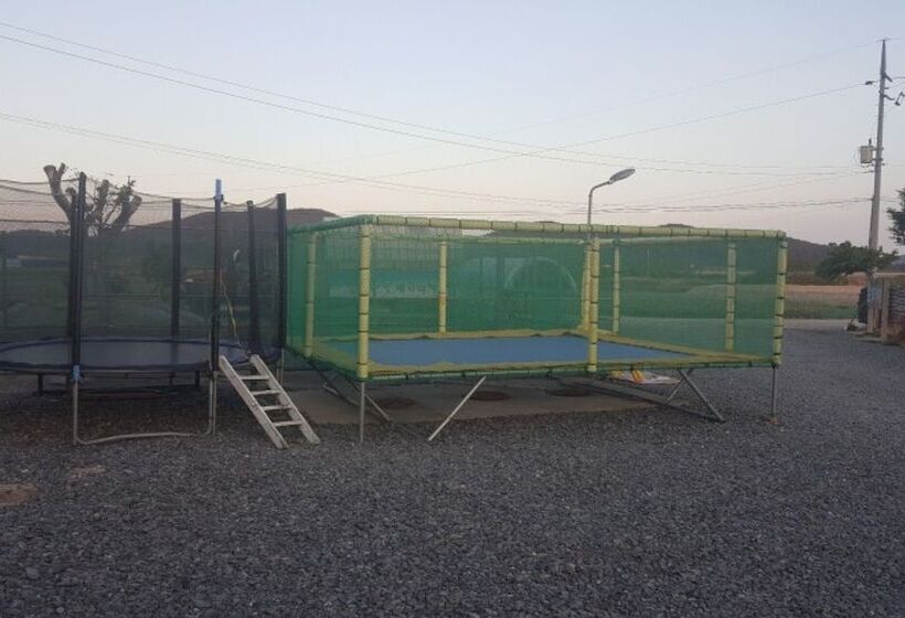 Отель Taean Mom Village Caravan Camping