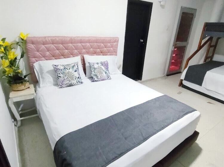 هتل Tranvia Santa Marta