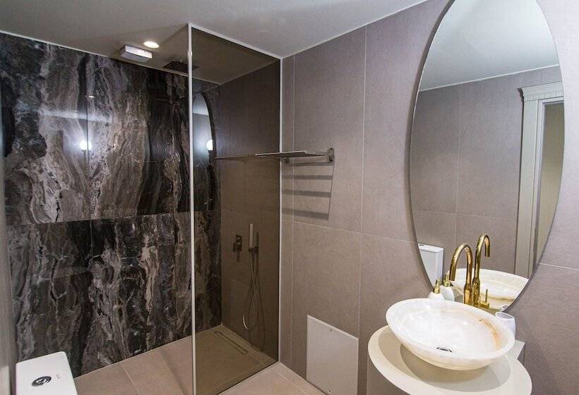 Io Luxury Pool & Hot Tub Suites