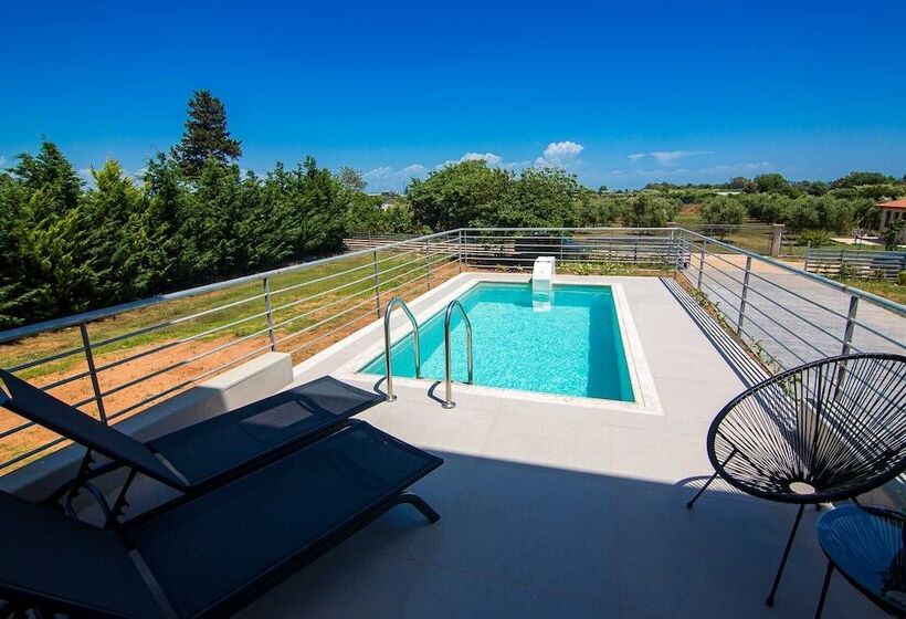 Io Luxury Pool & Hot Tub Suites