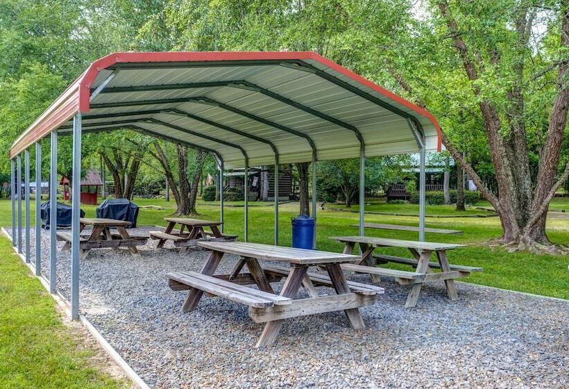 פנסיון Cobb Creek Cabins