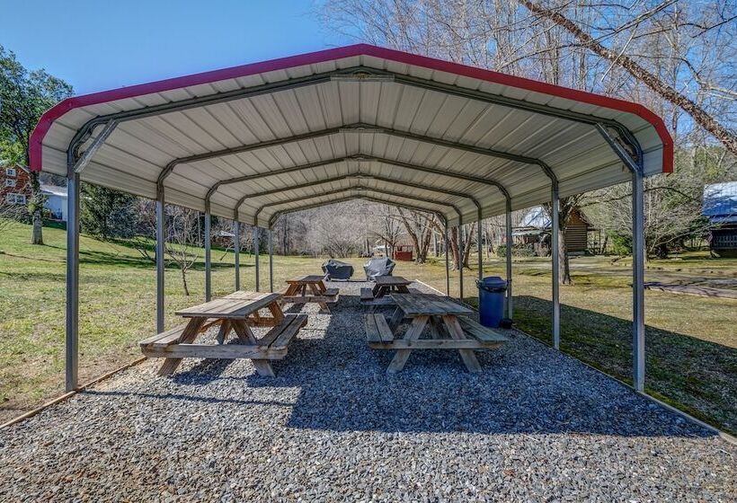 פנסיון Cobb Creek Cabins