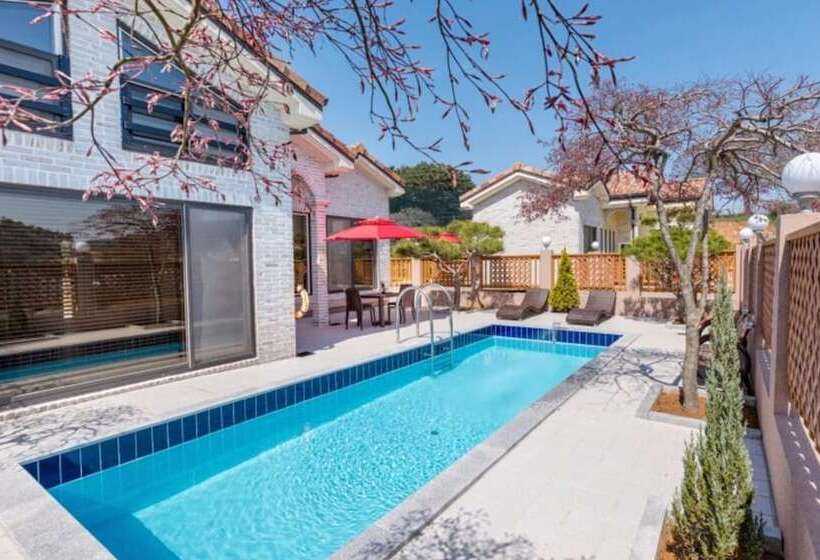 Пансион Taean Ocean Terrace Pool Villa