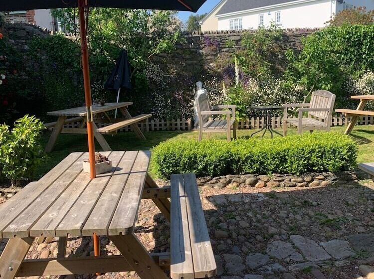 بنسيون The Modbury Inn