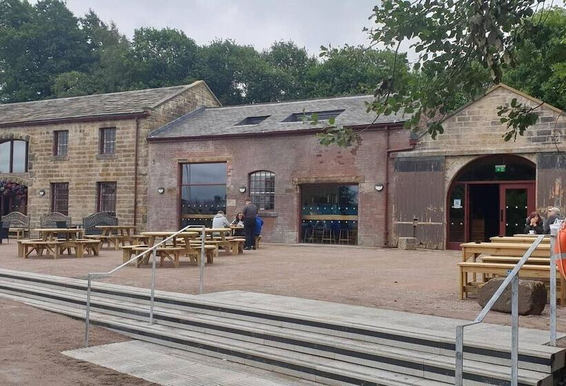 1700s Canalside Cottage Sleeps Up To 12 Guests