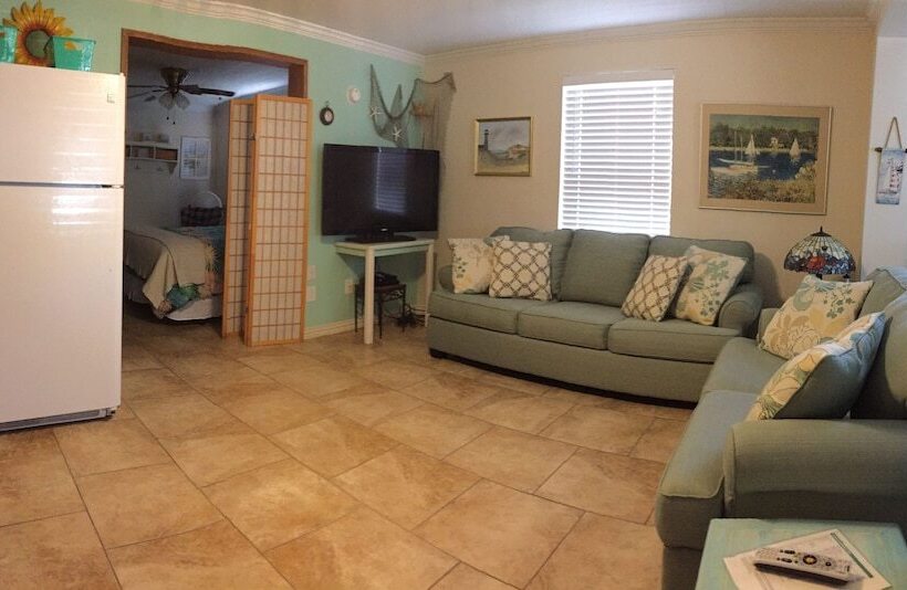 Candlelight Cottages By The Beach