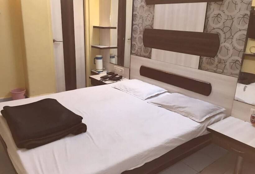 호텔 Goroomgo Pat Village Inn Indore