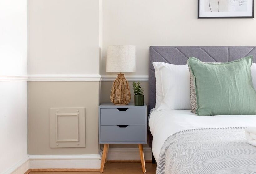 پانسیون The Goldhawk Road Collection