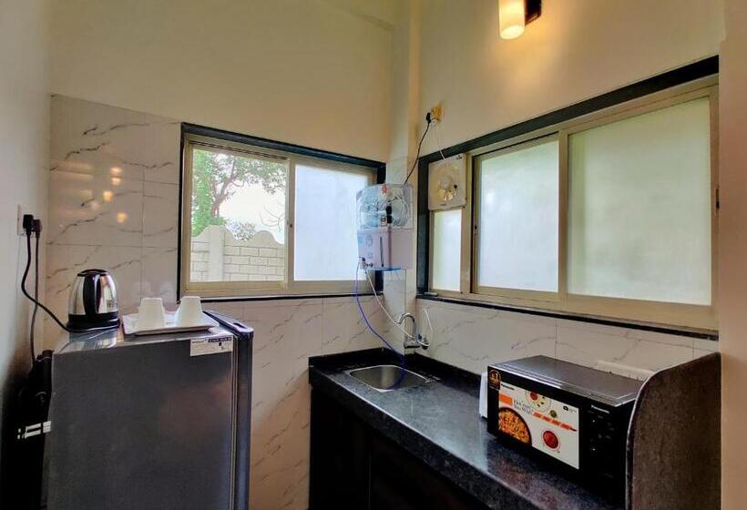 فندق Pushpam Lords Resort Karjat  Pure Veg