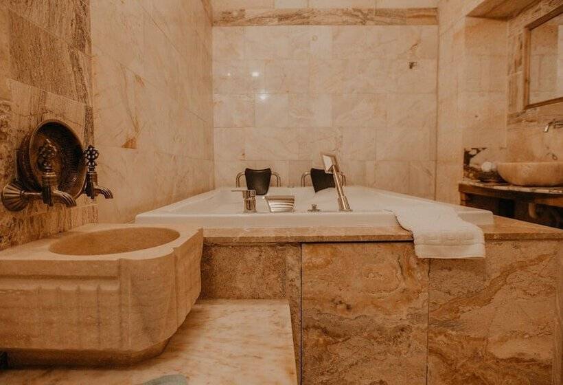هتل Serenus Cave Suites