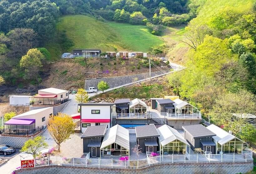 פנסיון Gapyeong Ddobagi Pet & Spa Glamping