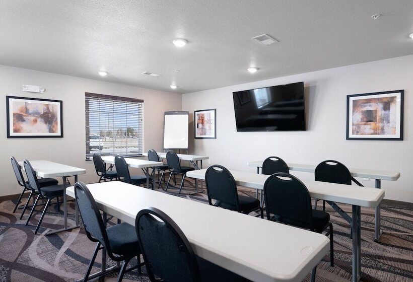 Отель Cobblestone Inn & Suites  Yuma