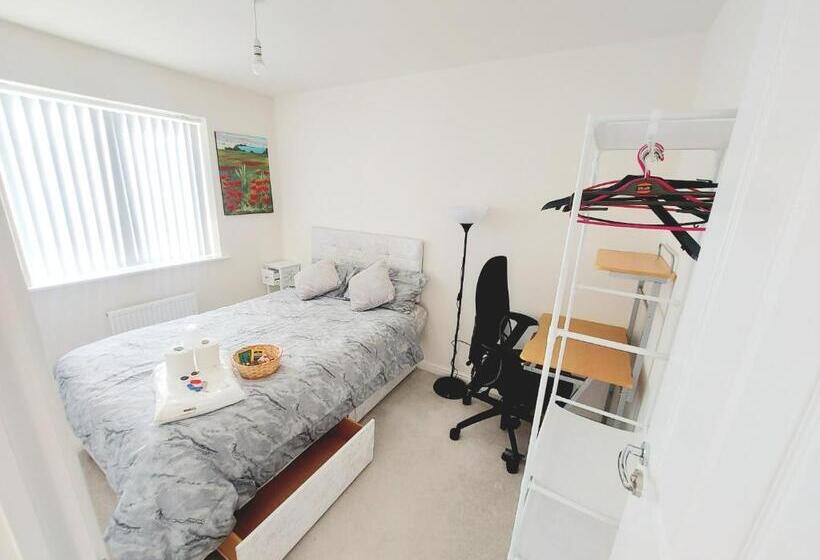 펜션 Room In Guest Room   Double Room, Full Kitchen, Smart Tv, Shared Bathroom In 3 Bed Home