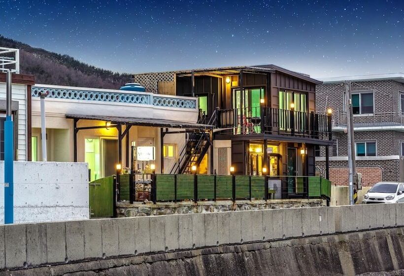 Namhae Dalddenuenbada Pension