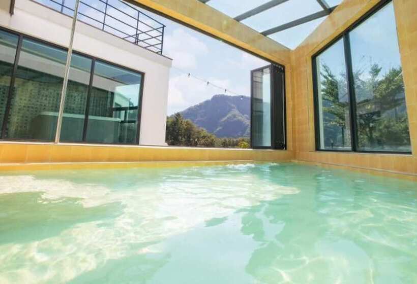 פנסיון Gapyeong High Palace Pool Villa