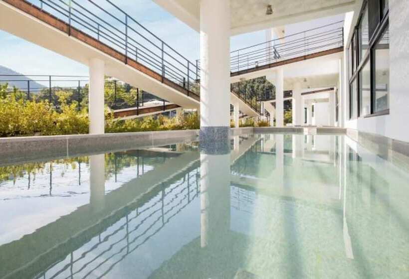 פנסיון Gapyeong High Palace Pool Villa