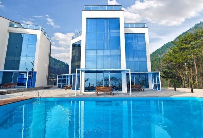 بنسيون Namhae Pine Tree Resort