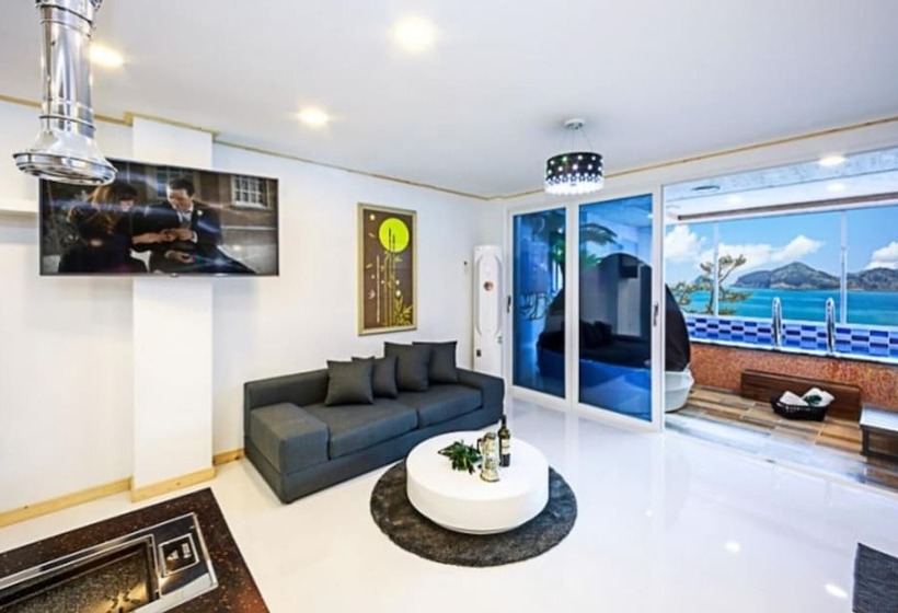 פנסיון Nanhae Jeogsila Pool Villa