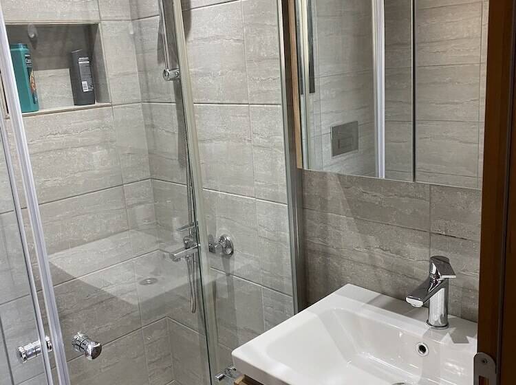 住所  Cedar 1 Bed House With Stunning Views