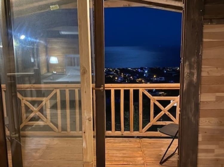 住所  Cedar 1 Bed House With Stunning Views