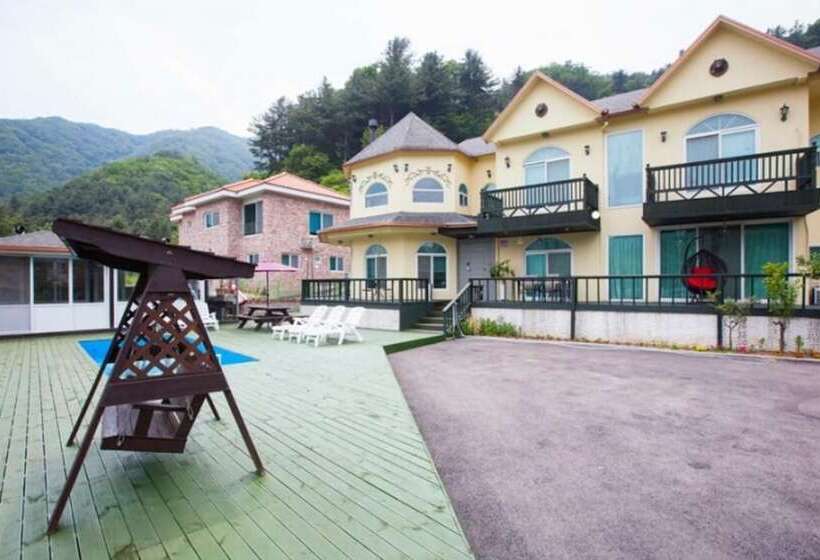 Pensió Gapyeong Eunhasuleuldamda Pool Villa