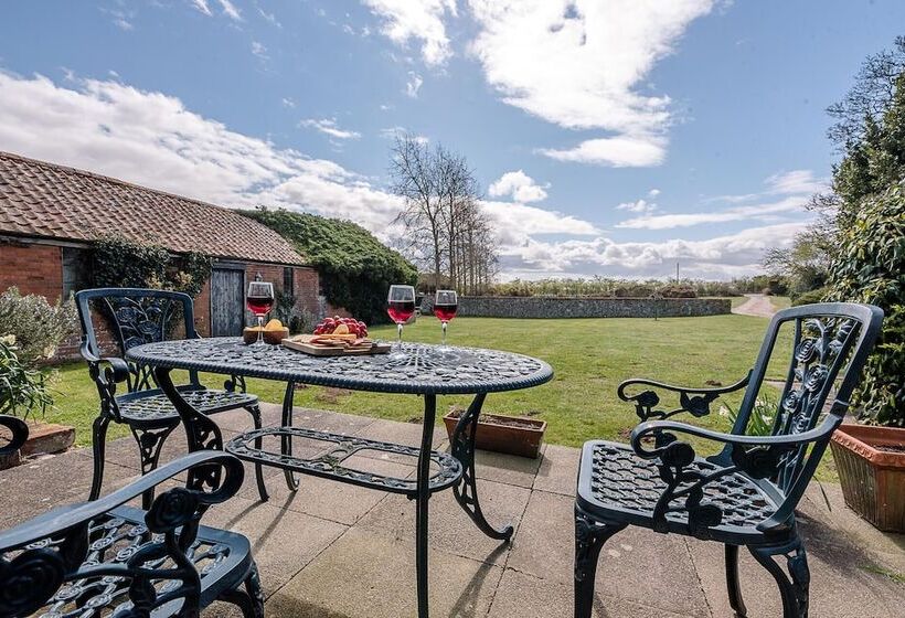 Granary Cottage, Valley Farm Barns Snape