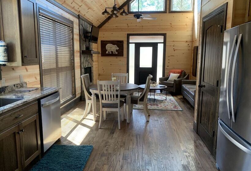 Standing Bear Studio Cabin With Hot Tub On The Deck By Redawning