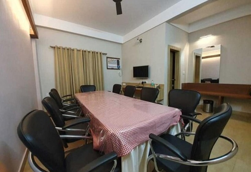 فندق Gulmohar Grand