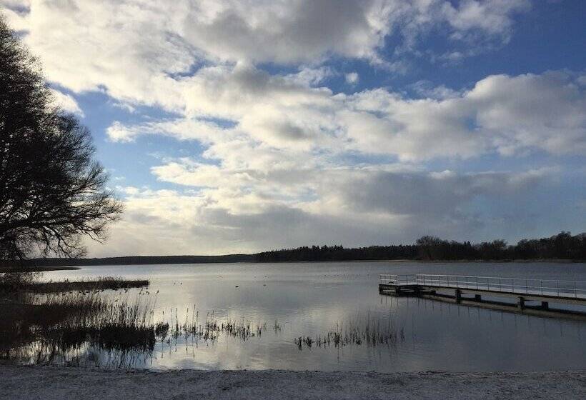 Schoenes Modernes Ferienhaus Am See