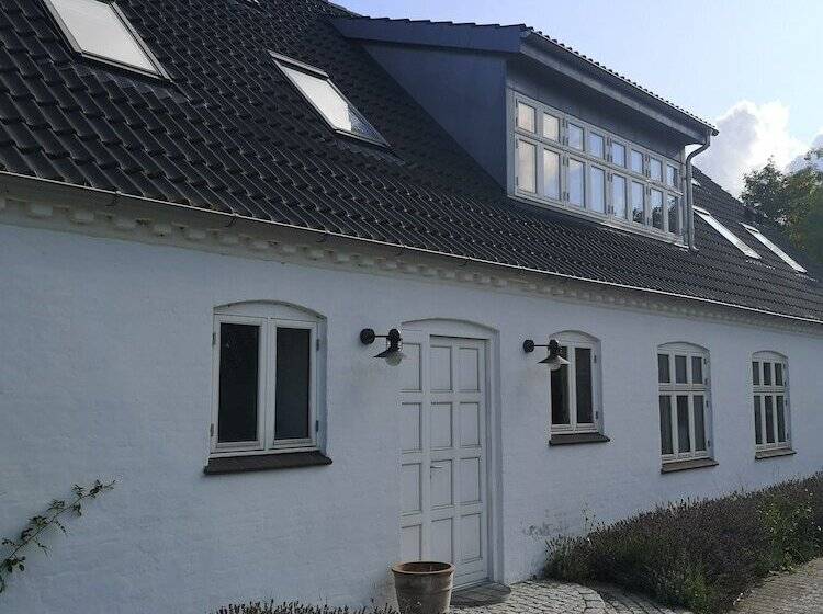 بنسيون Midtgolf Guest House