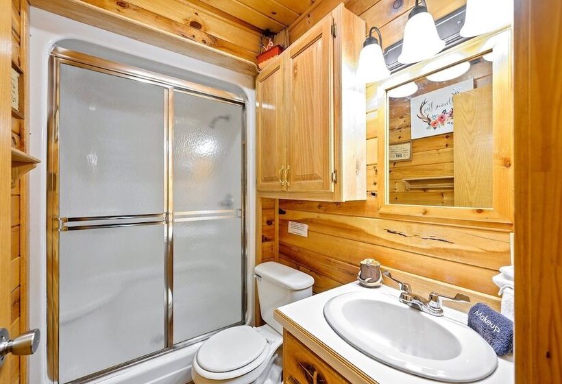 Cast Away Family Cabin With Hot Tub, Fireplace, And Kids Area By Redawning