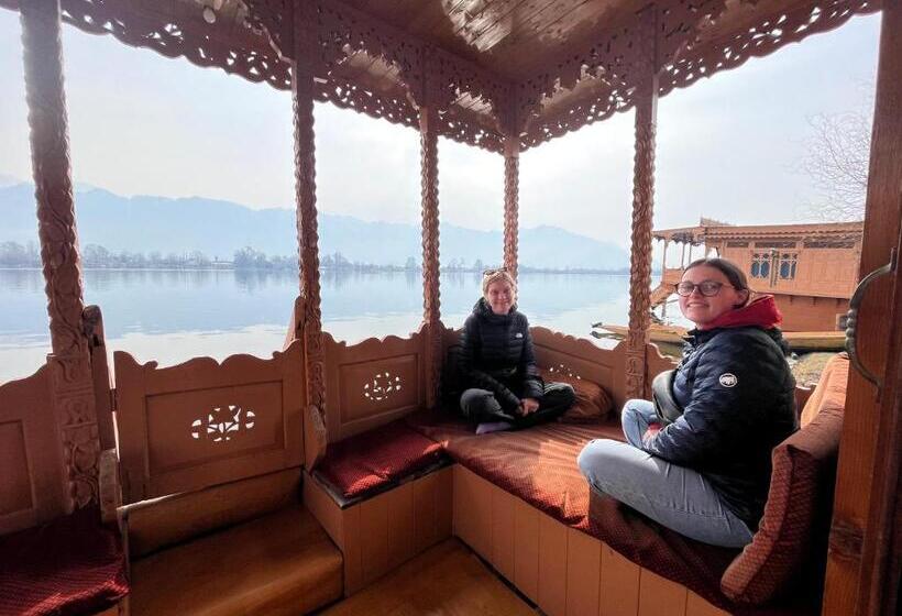 فندق New Kolohai Group Of Houseboats