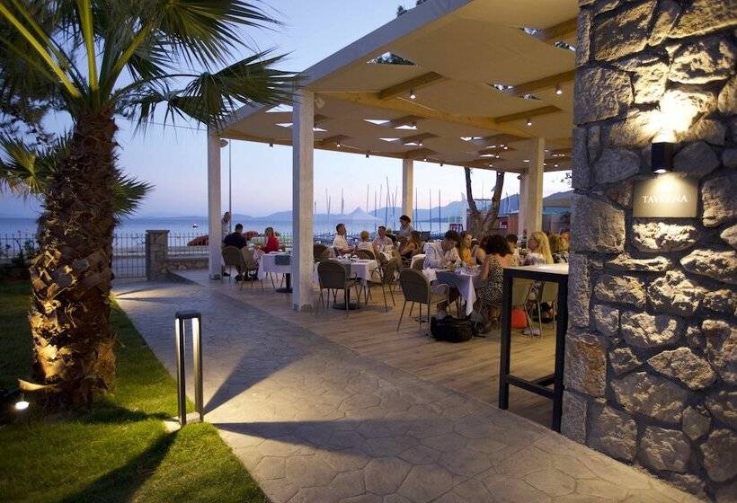 호텔 Paleros Beach Resort