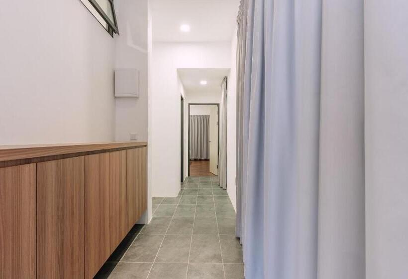 酒店 Roxy Sematan Villa & Townhouse