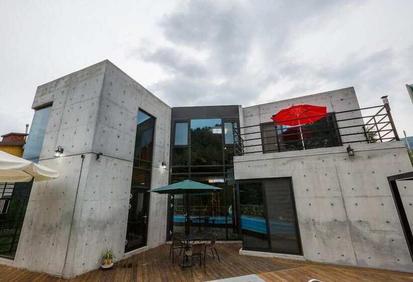 פנסיון Asamo Poolvilla