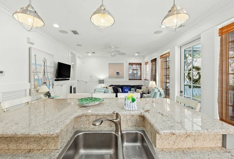 Quaint 2br/2.5ba Cottage Nestled Between 30a & Panama City Beach! Sleeps 6!