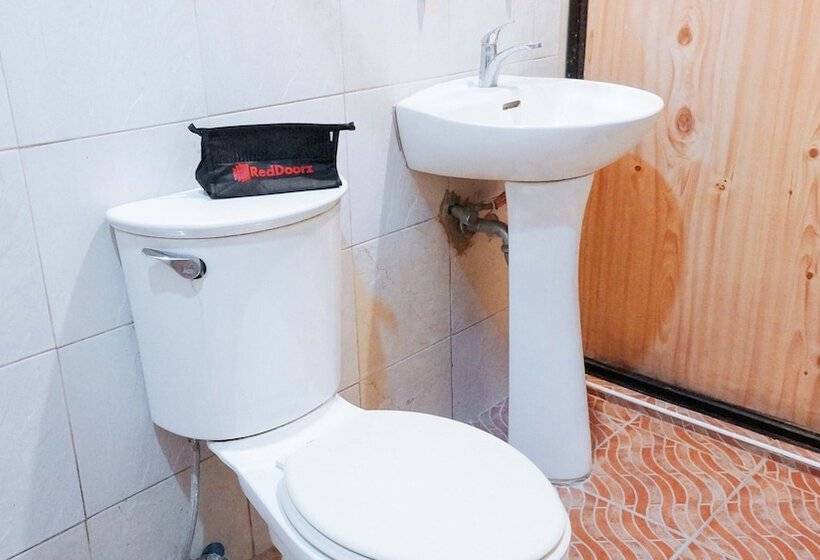 ペンション Reddoorz Plus @ Valencia Bohol