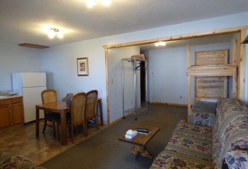 The Hitching Post Hotel And Farm Store