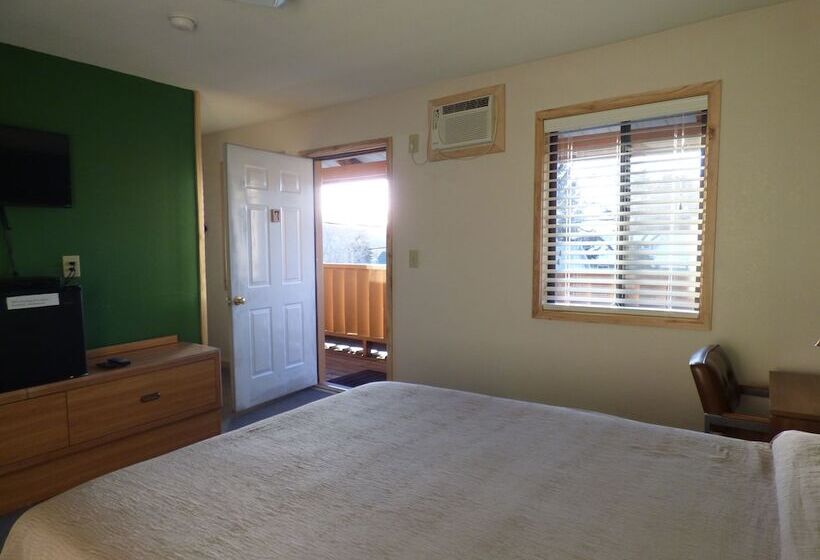 The Hitching Post Hotel And Farm Store