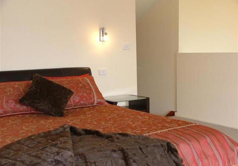 Отель Chestnut Hill Country Retreat