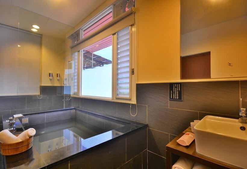 هتل Courier Station