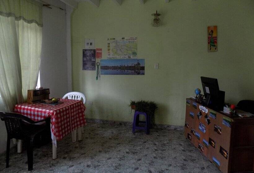 مسافرخانه Los De A Pie