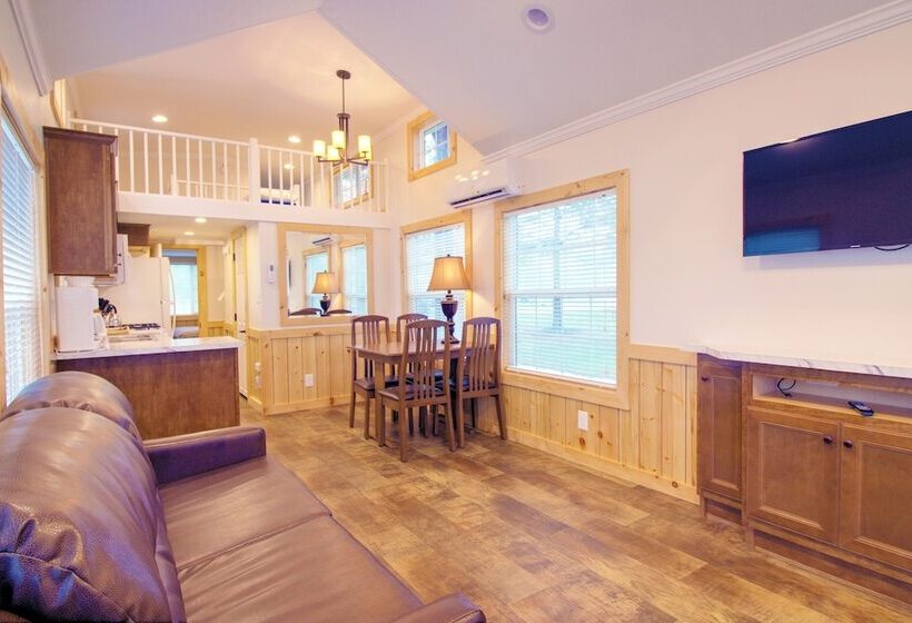 渡假胜地  Grey S Point Camp