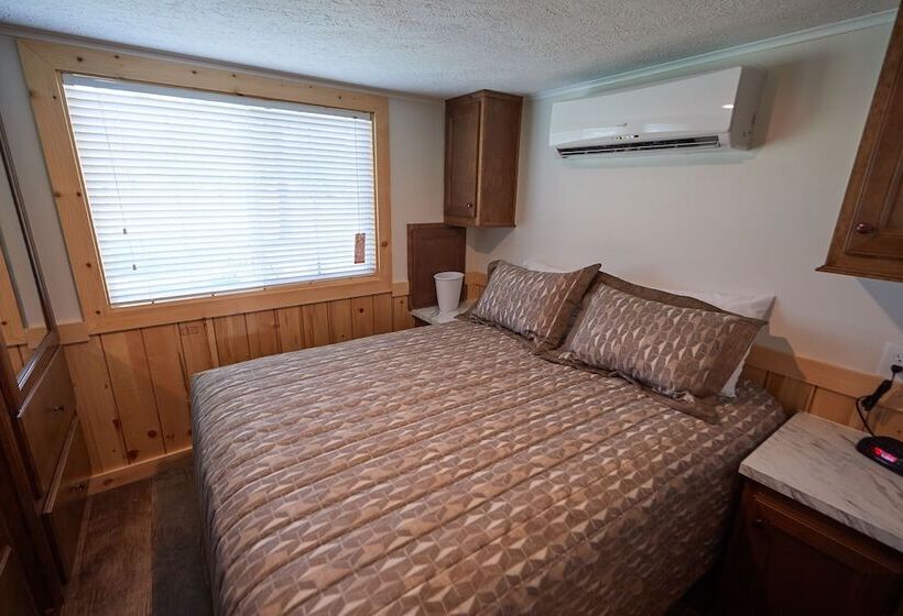 渡假胜地  Grey S Point Camp