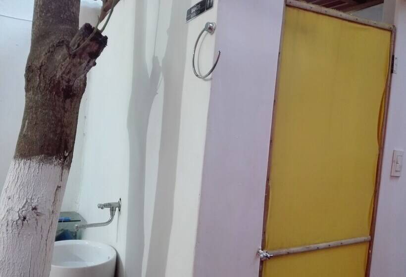 ユースホステル Hostal Backpackers Villa Karejo