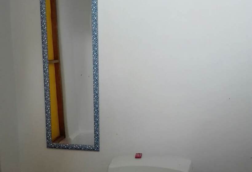 ユースホステル Hostal Backpackers Villa Karejo