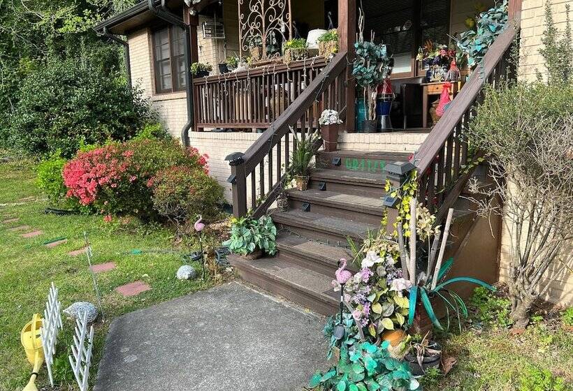 تختخواب و صبحانه The Relentless House
