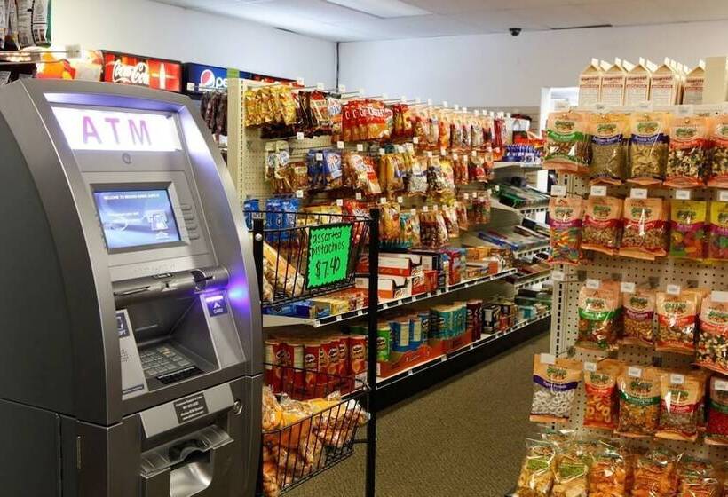 בית מלון כפרי Brooks Camp