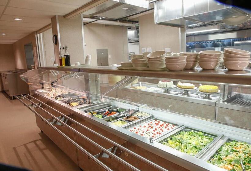 בית מלון כפרי Brooks Camp