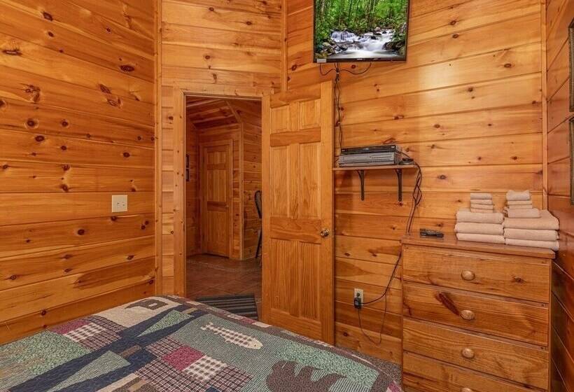 Spacious Party Hut Near Attractions By Redawning